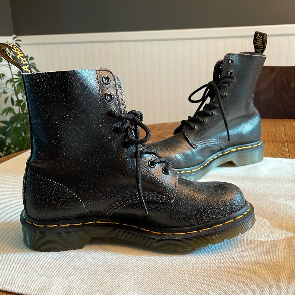 Dr. Martens NWOT distressed/crackle leather combat boots women's size 8